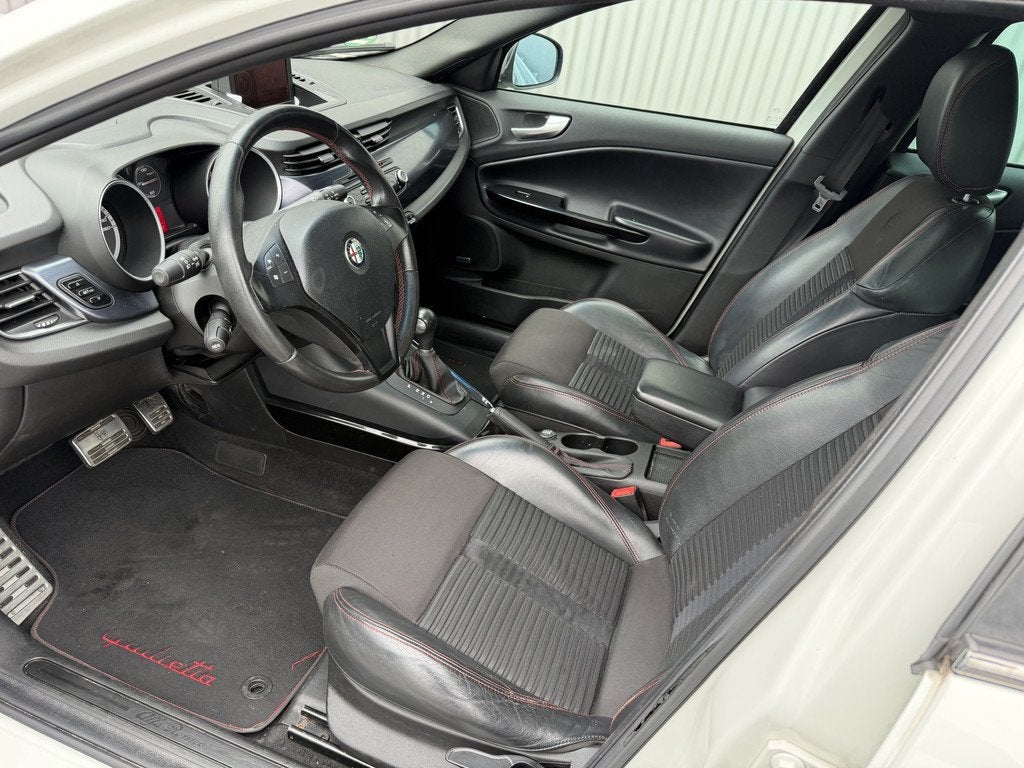 Alfa Romeo Giulietta 1.4 T Distinctive Pano AUTOMAAT LM Navi, Auto's, Alfa Romeo, Euro 5, Zwart, 4 cilinders, Wit
