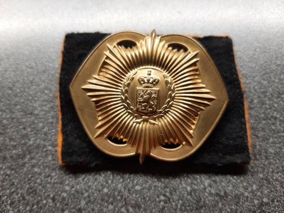 van Heutsz  - baretembleem met doorgestikte afwerking., Ophalen of Verzenden, Landmacht, Nederland, Embleem of Badge