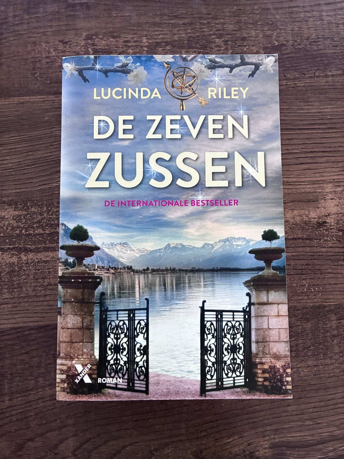 De Zeven Zussen - Lucinda Riley (deel 1 en 2), Ophalen of Verzenden, Zo goed als nieuw, Nederland