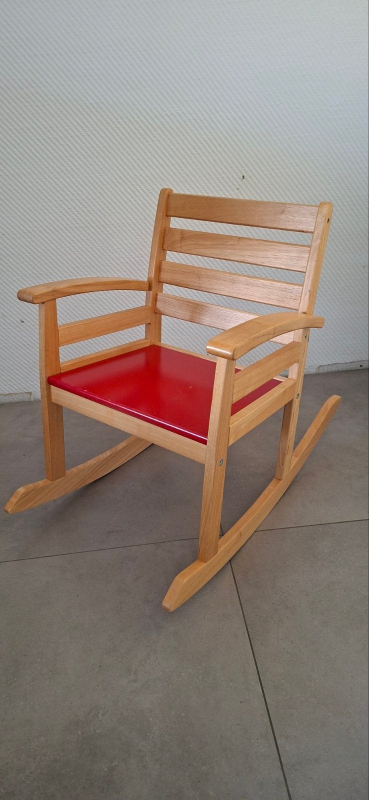 Houten schommelstoel met rode zitting, Ophalen, Gebruikt, Stoel