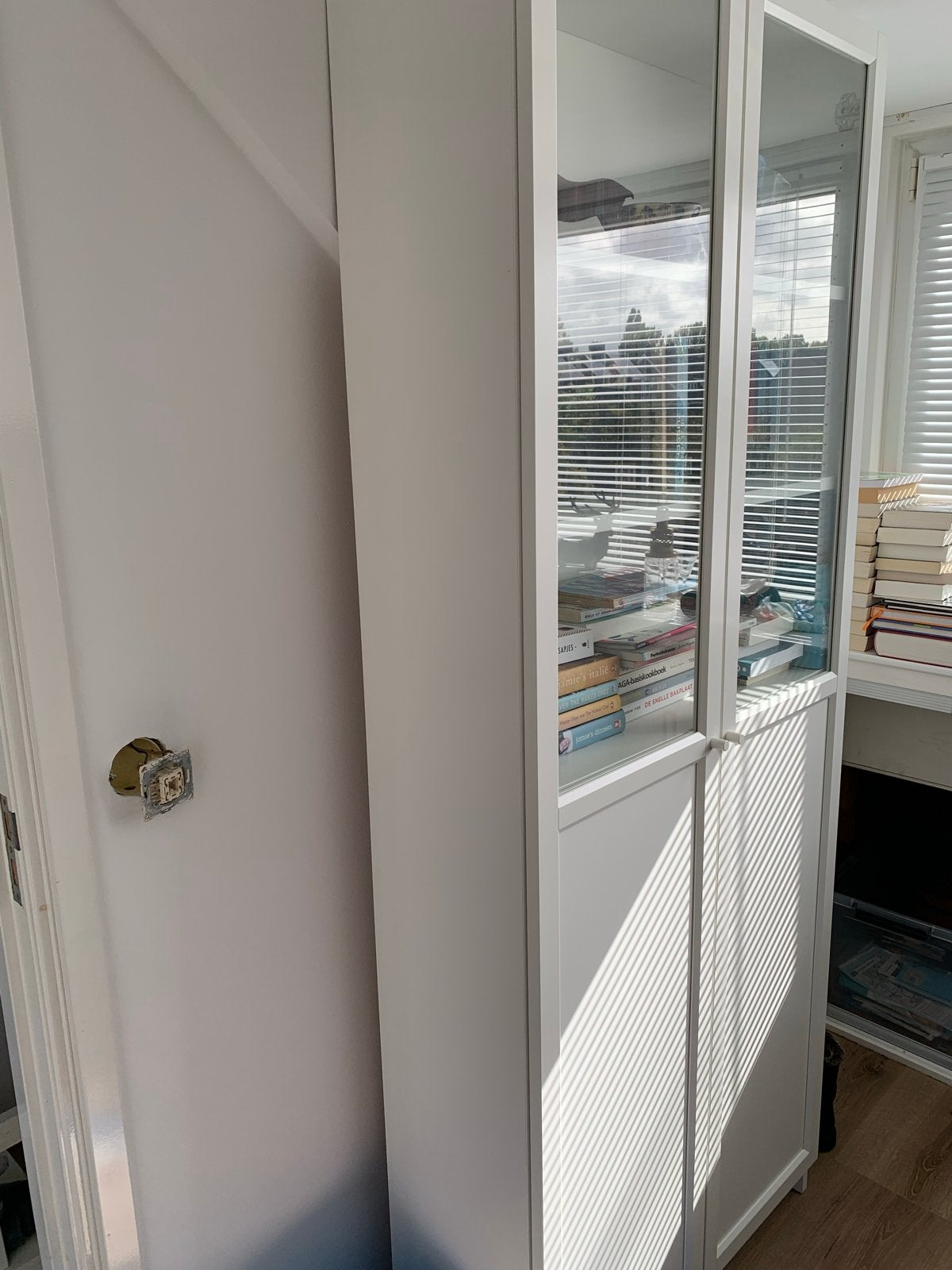 Witte Boekenkast met Glazen Deuren - Zo goed als nieuw, Ophalen, 200 cm of meer, 50 tot 100 cm, Zo goed als nieuw