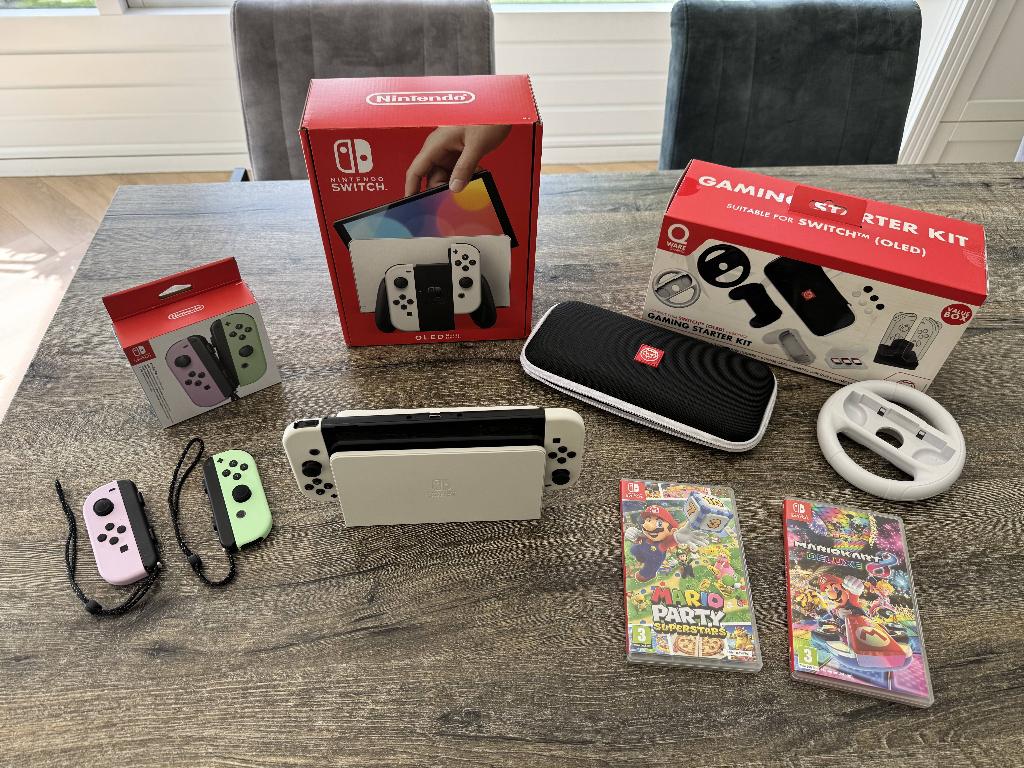 Nintendo Switch OLED + veel extra’s + 4 Joy-Cons + 2 games, Met games, Zo goed als nieuw, Met 3 controllers of meer, Switch OLED