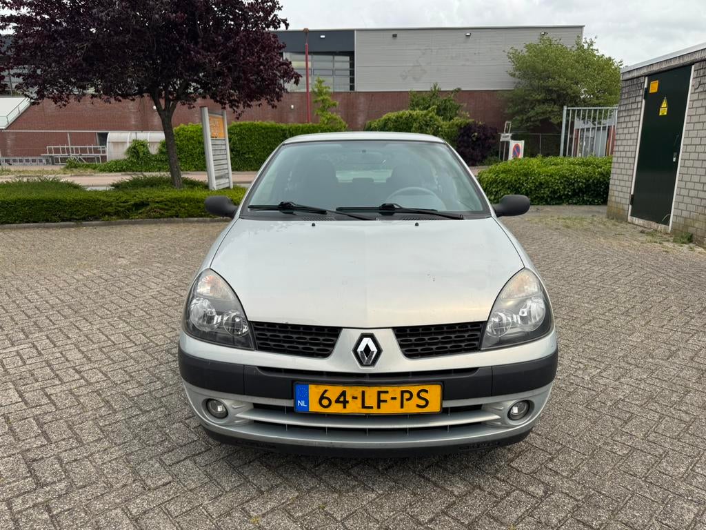 Renault Clio 1.2 16V 3DR 2002 Grijs | APK 04-2027 | AIRCO |, Auto's, Renault, Stof, 74 pk, 31 €/maand, 4 cilinders