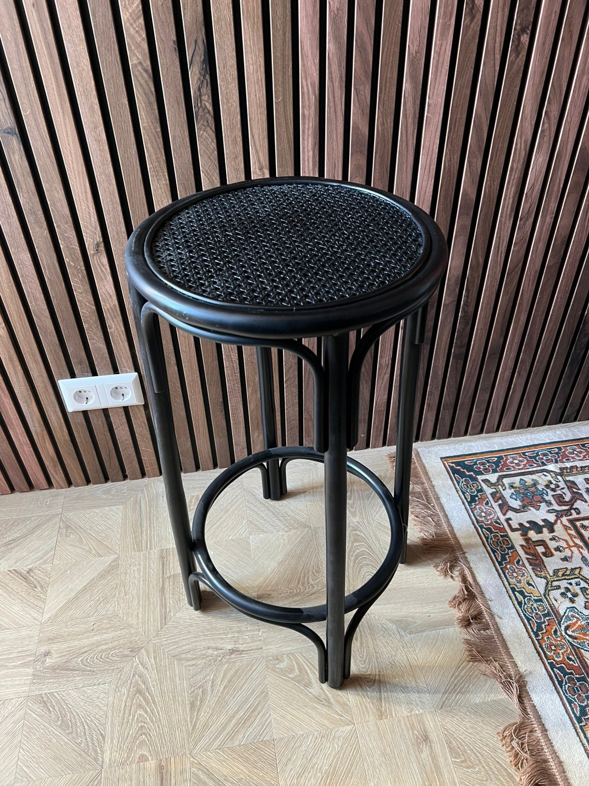 Gloednieuwe rotan design barkruk Nordal NEN zwart, Huis en Inrichting, Barkrukken, Ophalen, Met voetsteun, 60 tot 90 cm, Nieuw
