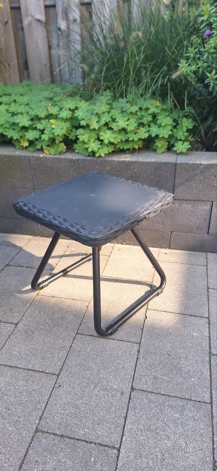 Zwart bijzettafeltje / krukje - 40x40x40 cm, Ophalen of Verzenden, Gebruikt, Vierkant, Kunststof