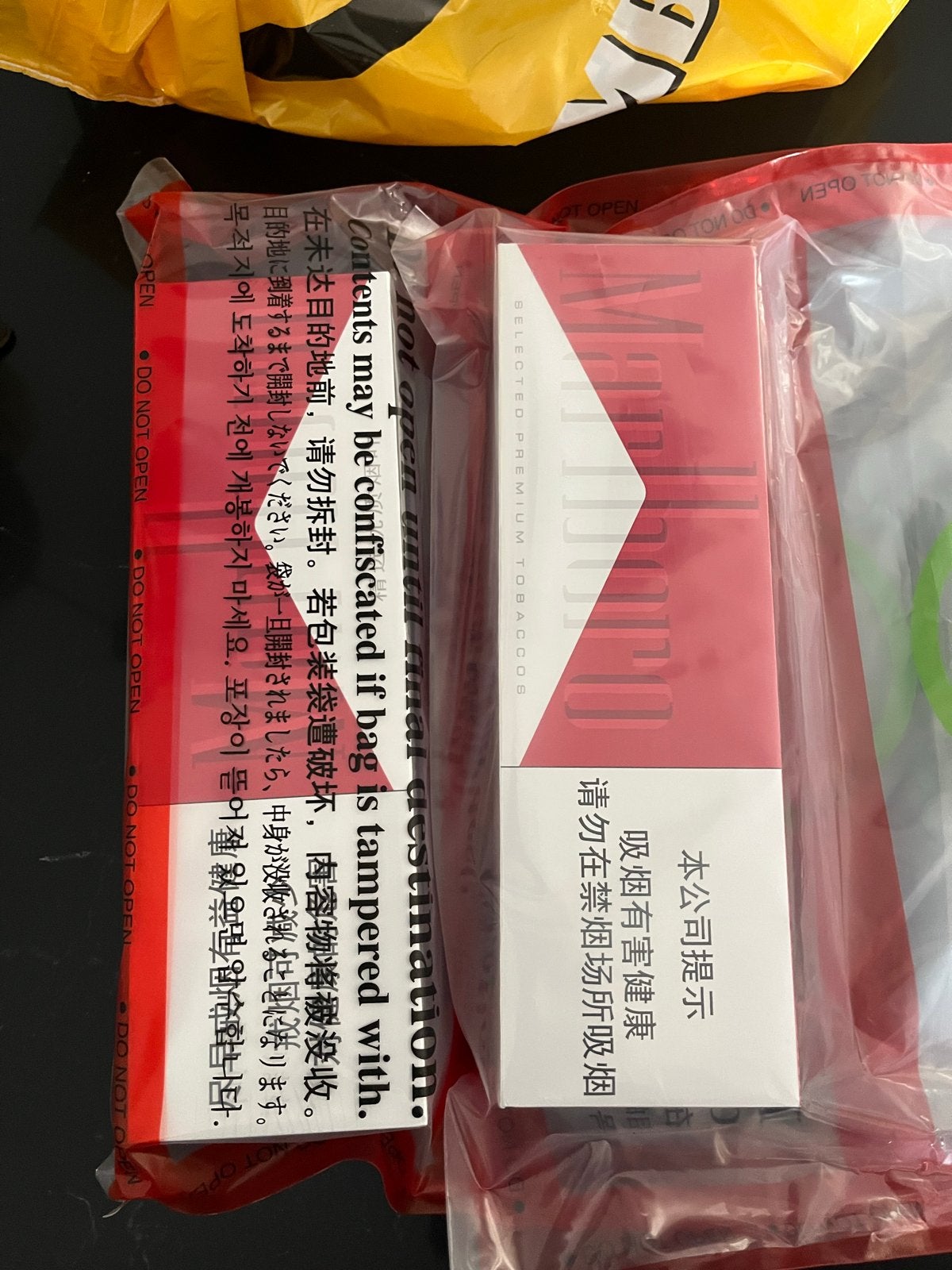 2x Slof Marlboro Rood - Gekocht op vliegveld Shanghai, Verzamelen, Rookartikelen, Aanstekers en Luciferdoosjes, Ophalen of Verzenden