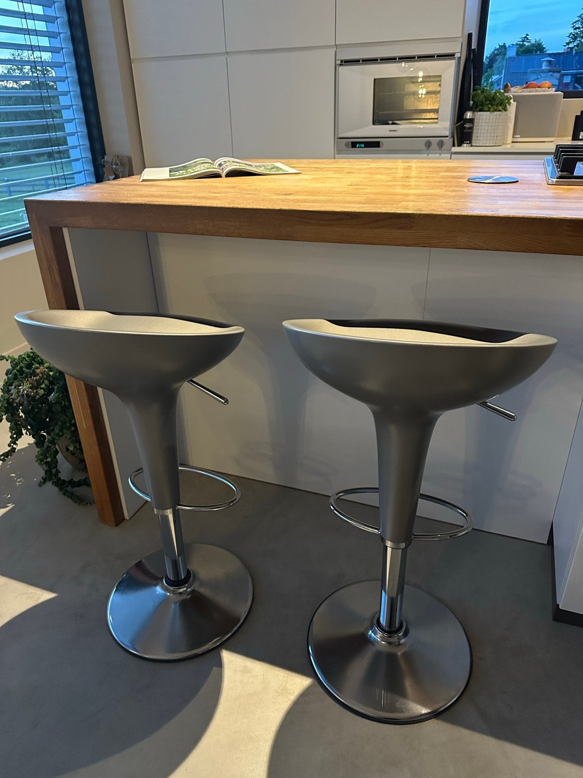 2 Magis Bombo barkrukken - Grijs, in hoogte verstelbaar, Huis en Inrichting, Ophalen, Kunststof, In hoogte verstelbaar, Zo goed als nieuw