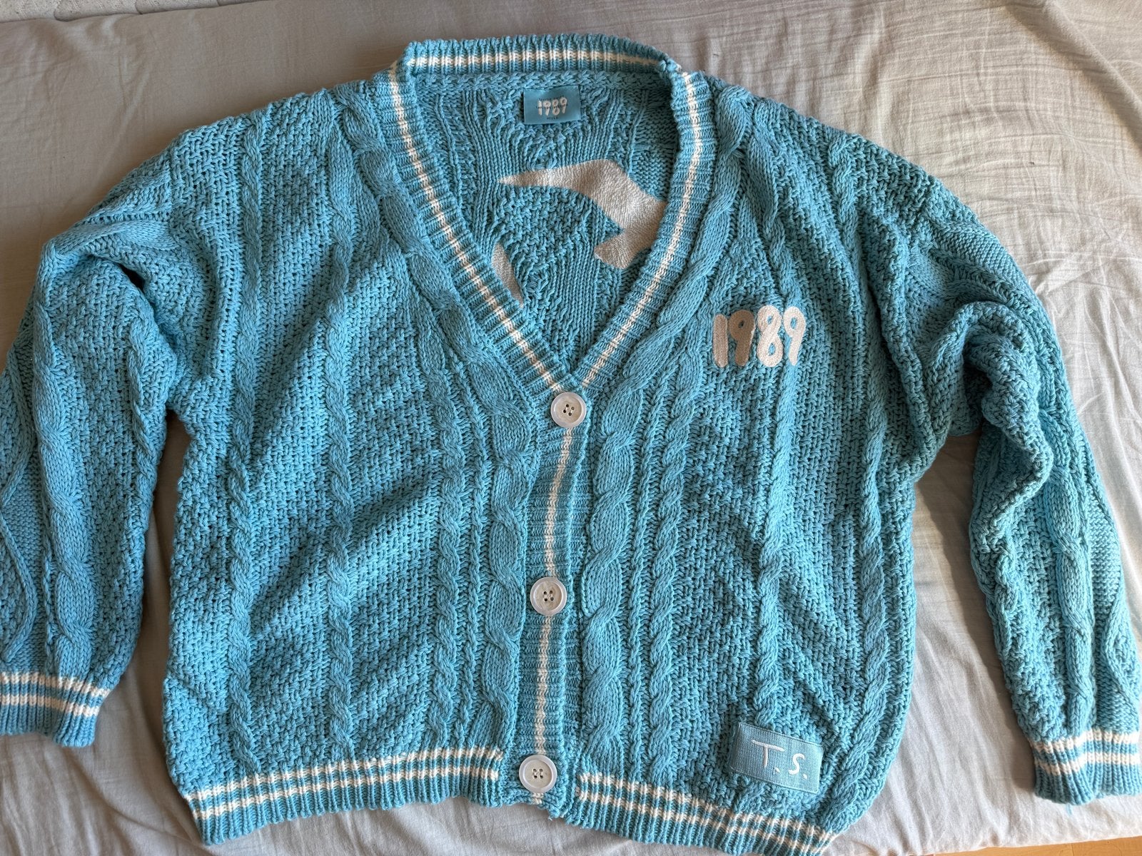 Taylor Swift 1989 Cardigan Maat M/L, Kleding | Dames, Truien en Vesten, Ophalen of Verzenden, Nieuw, Maat 38/40 (M), Blauw