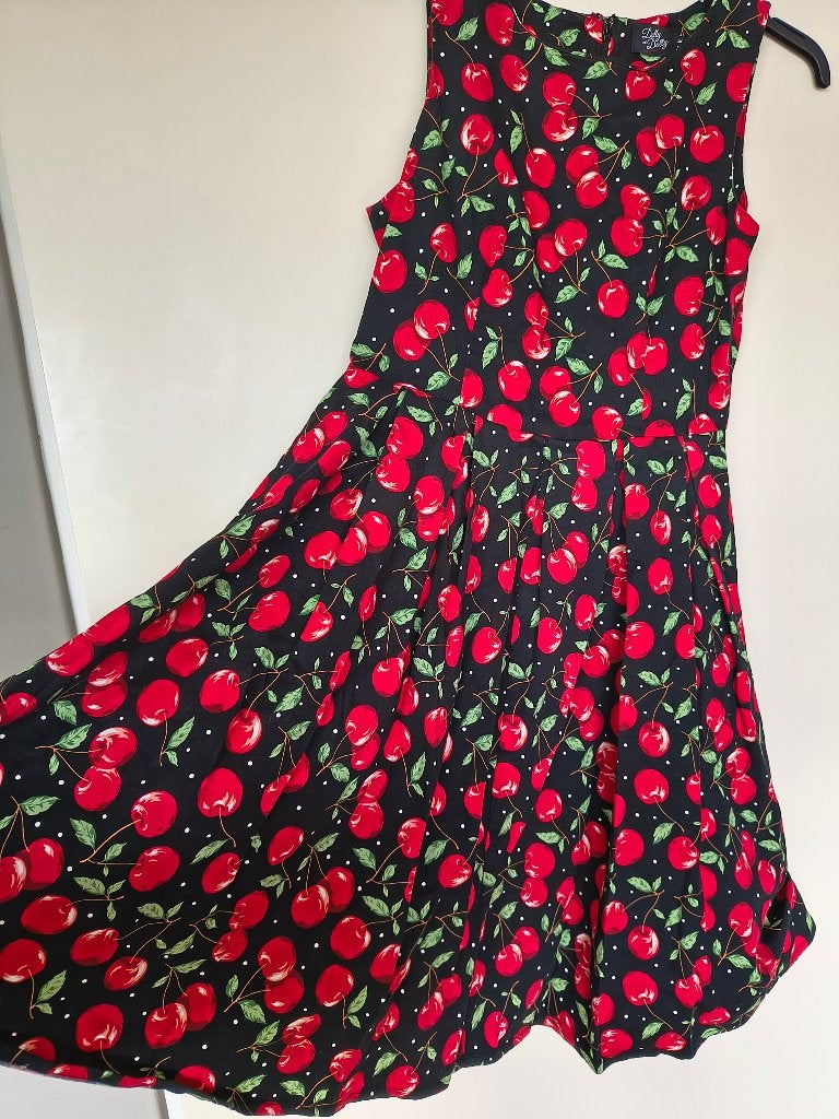 Swingdress/jurk Dolly & Dotty cherries/kersen, Kleding | Dames, Meerkleurig, Ophalen of Verzenden, Zo goed als nieuw, Onder de knie