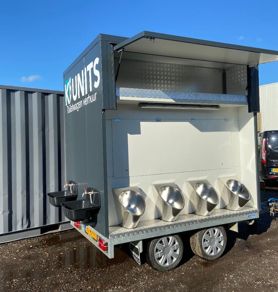 Te huur toiletwagen met 3 toiletten en 4 urinoirs 2 wastafel, Ophalen, Nieuw, Overige
