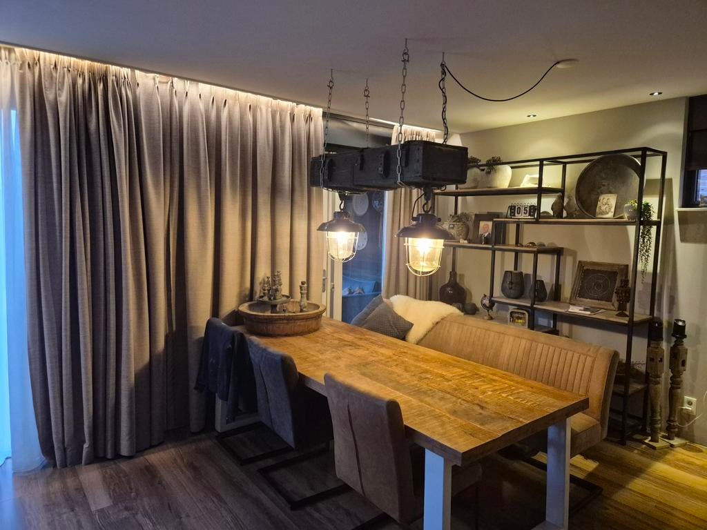 2 oude  retro lampen, aan een munitie kist, Huizen en Kamers