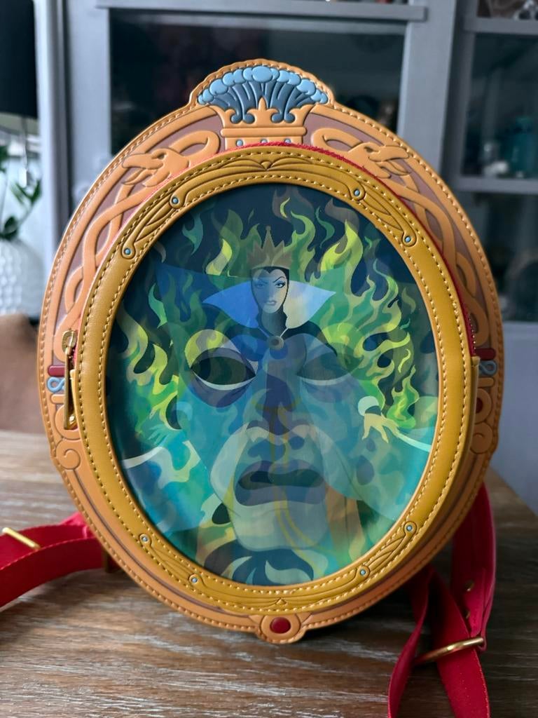D23 Evil Queen Magic Mirror lenticular - Loungefly Backpack, Ophalen, Overige figuren, Nieuw, Tas, Koffer of Zak
