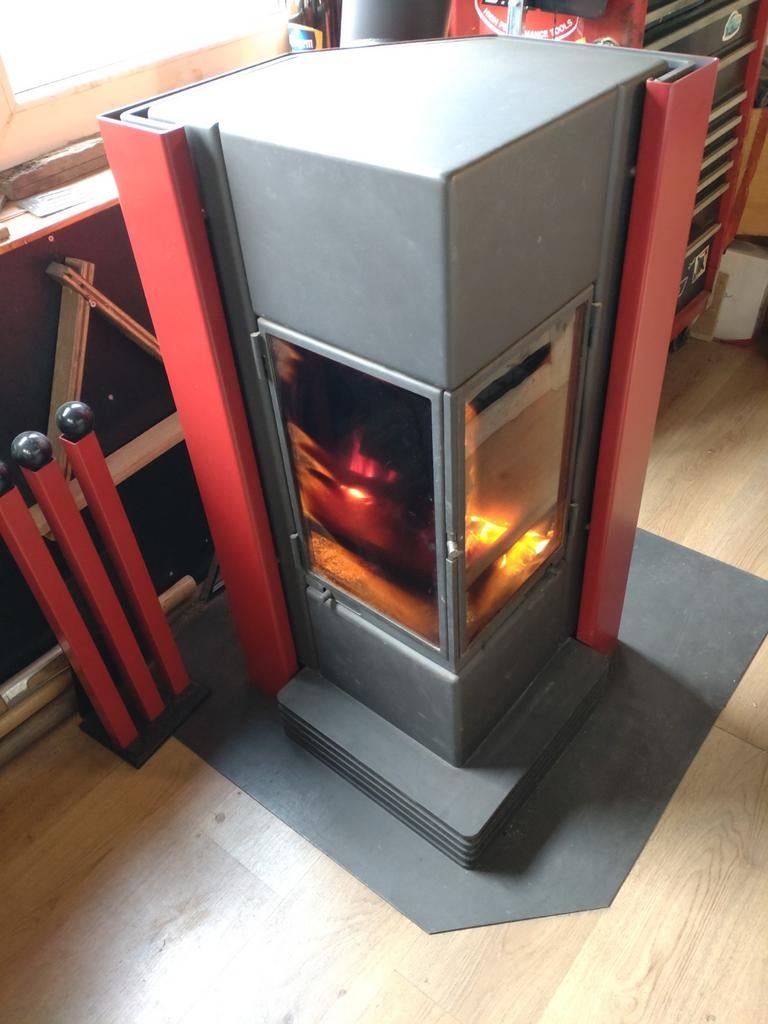 Design Houtkachel Zwart/Rood - Sfeervolle Warmte, Huis en Inrichting, Kachels, Ophalen, Gebruikt, Houtkachel, Vrijstaand