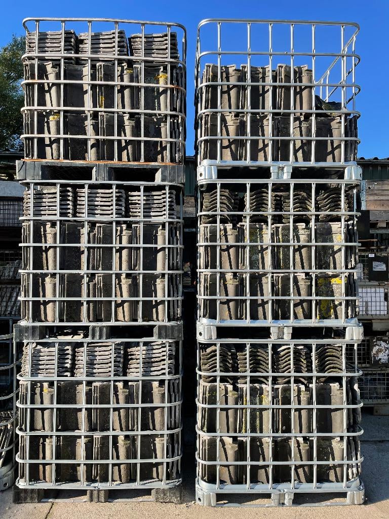 2100 stuks grijs gesmoorde dakpannen van Hulst Harlingen