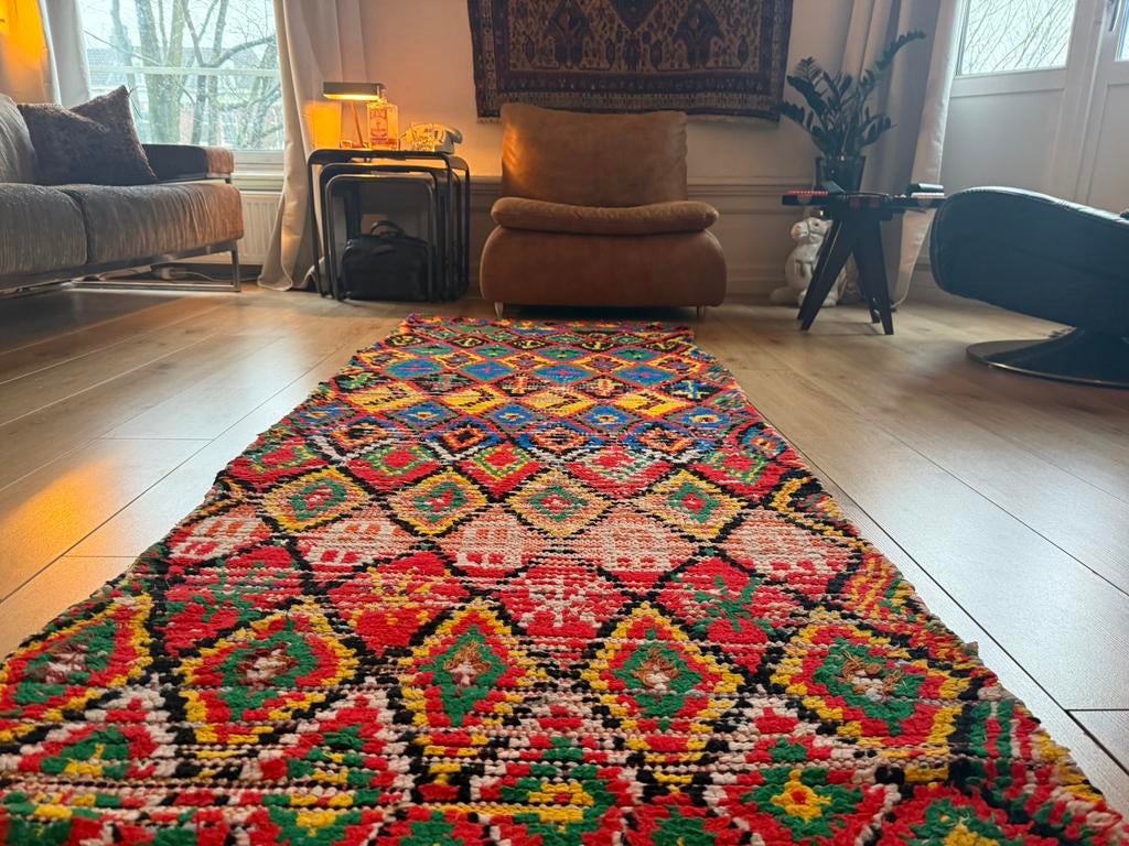 Vintage Marokkaanse loper 326 x 86 cm – kleurrijk & grafisch, Huis en Inrichting, Stoffering | Tapijten en Kleden, Gebruikt, Info@bababoho.com