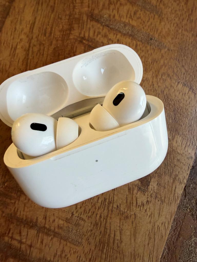 Apple Airpods Pro II  (linker dopje defect?), Telecommunicatie, Mobiele telefoons | Oordopjes, Ophalen of Verzenden, Zo goed als nieuw