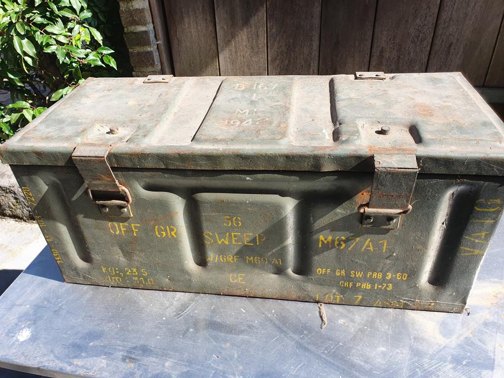 2 oude militaire kisten, Ophalen