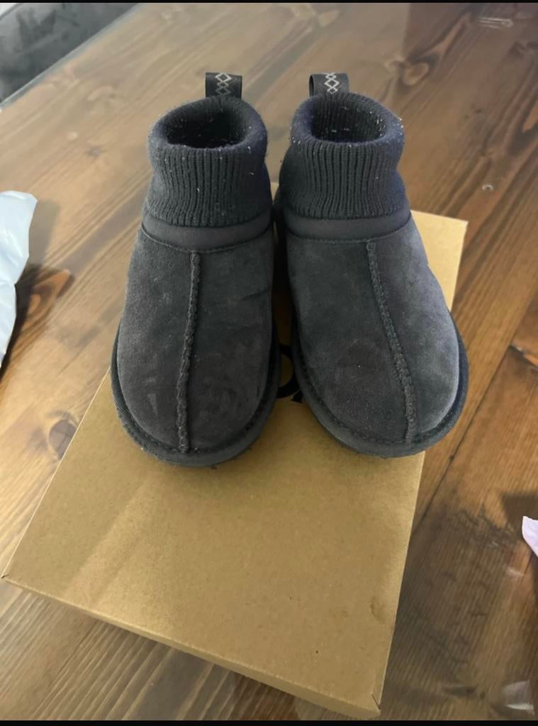 Ugg kids, Kinderen en Baby's, Kinderkleding | Schoenen en Sokken, Ophalen, Jongen of Meisje, Schoenen, Zo goed als nieuw