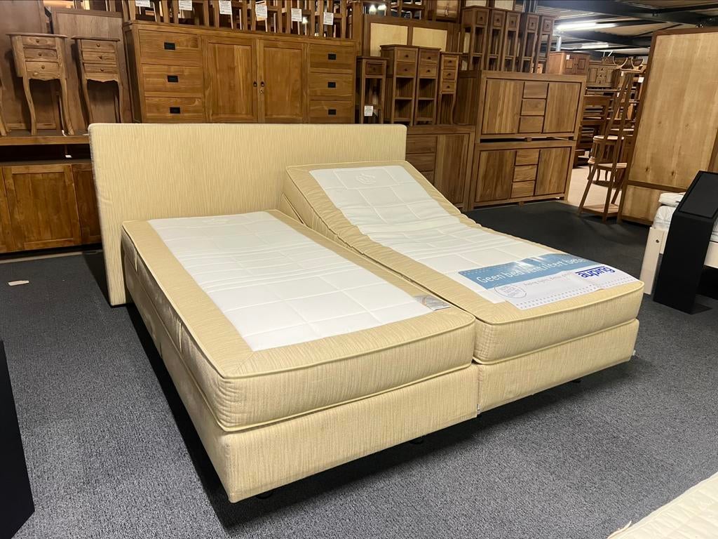Elektrische Auping boxspring 200x210 compleet met matrassen, Ophalen, 210 cm, Tweepersoons, Zo goed als nieuw