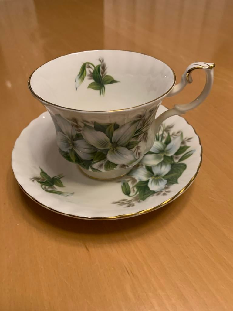 Royal Albert Trillium Kop en Schotel, Ophalen