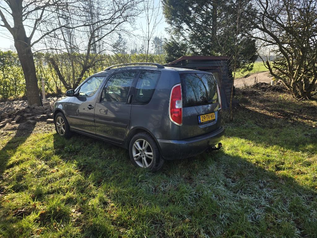 Skoda Roomster 1.6 Automaat! Stoelverwarming!, Auto's, Skoda, 450 kg, 4 cilinders, Roomster, Origineel Nederlands