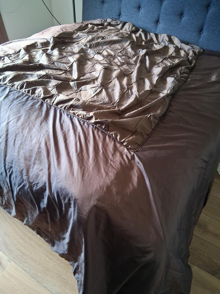 Mooi bruin satijnen beddensprei, Ophalen of Verzenden, Zo goed als nieuw, Tweepersoons, Bruin