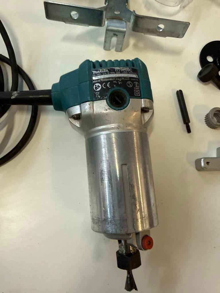 🔥🔥🔥Makita Bovenfrees RT0700C - Zo goed als nieuw, Ophalen, Zo goed als nieuw, Elektrisch, Bovenfrees