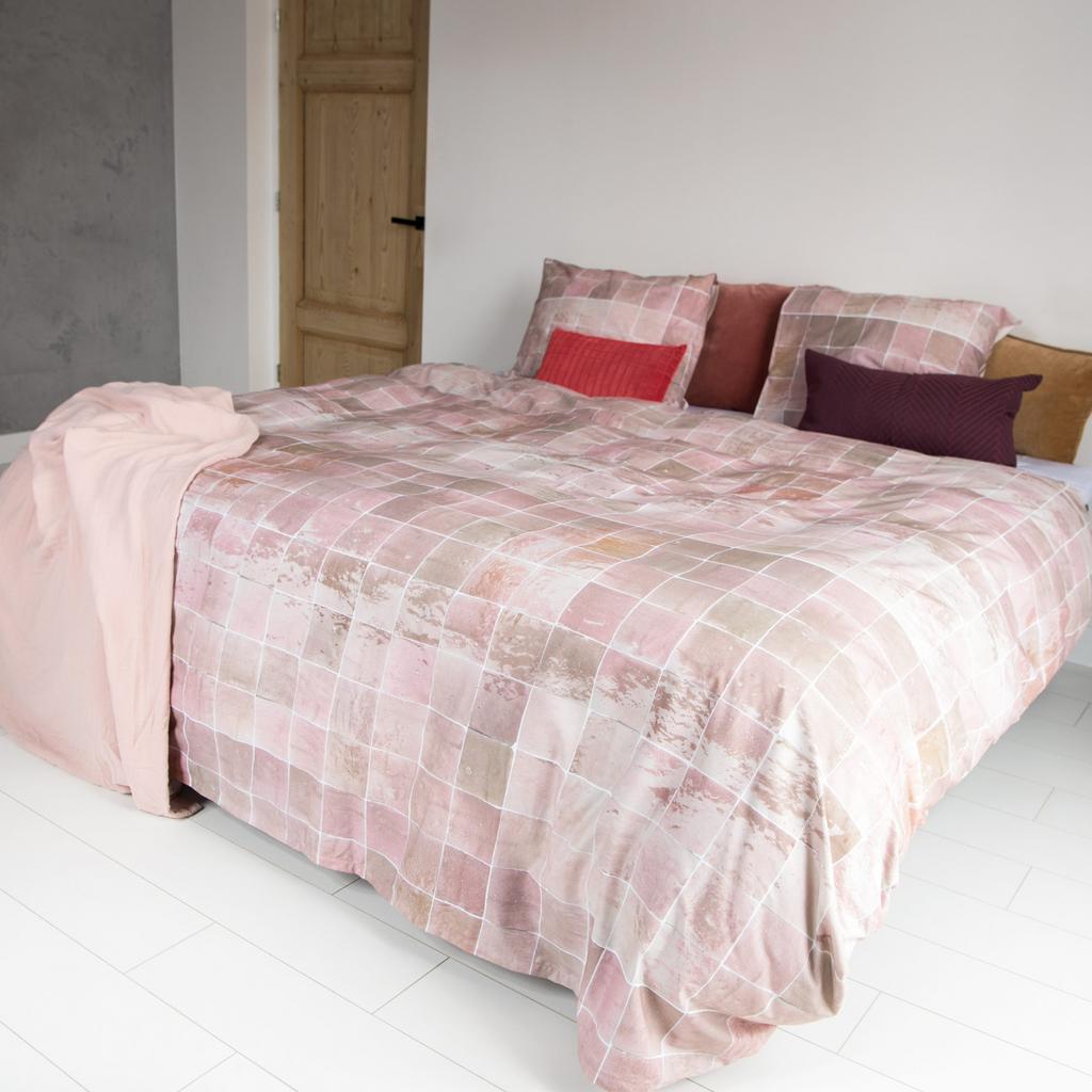 SNURK prachtig roze Tiles dekbedovertrek 240 x 200/220 cm, Huis en Inrichting, Slaapkamer | Beddengoed, Dekbedovertrek, Ophalen of Verzenden