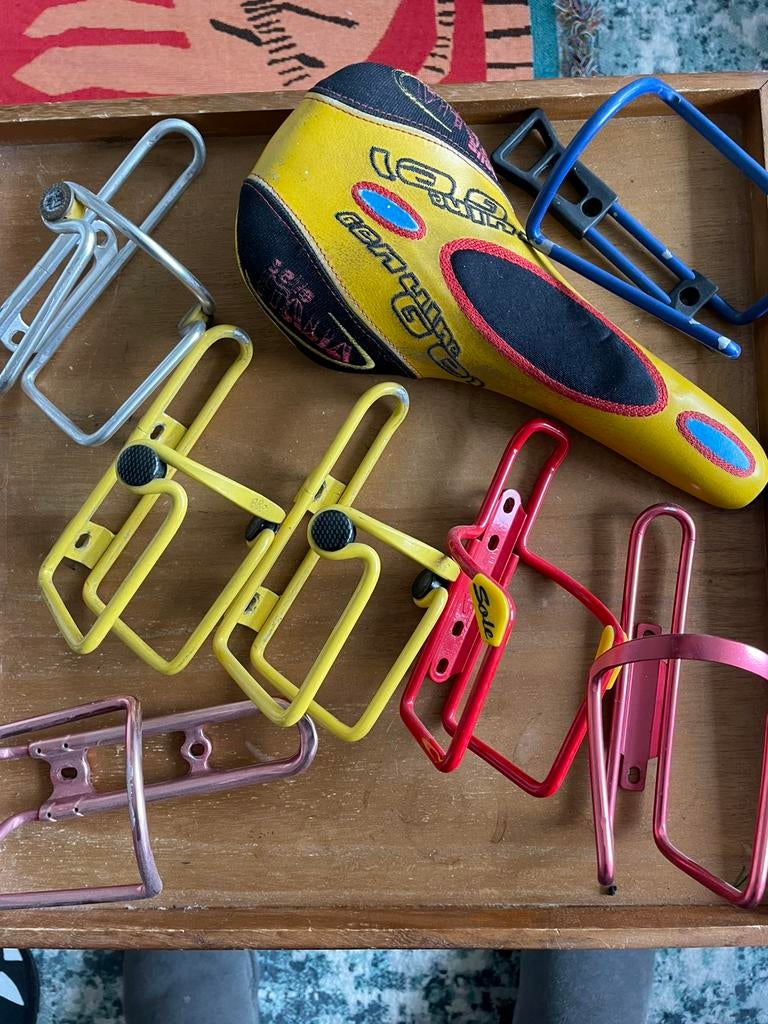 Parts 90’ alleen gele bidonhouders nog!, Fietsen en Brommers, Ophalen of Verzenden, Gebruikt, Zadel