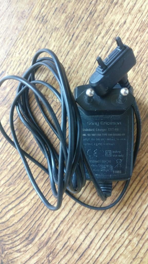 Mobiel oplader Sony Ericsson CST-60 4.0V DC - 450mA., Telecommunicatie, Mobiele telefoons | Telefoon-opladers, Ophalen of Verzenden