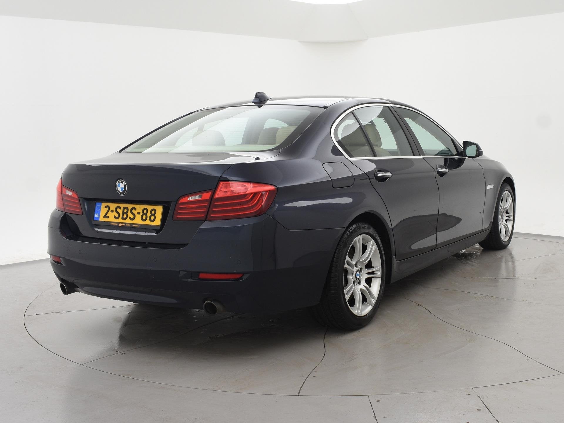 BMW 5-serie 535i 306 PK H.E. + COMFORTZETELS | LEDER | DIGIT, Auto's, BMW, Automaat, Gebruikt, 2000 kg, Blauw