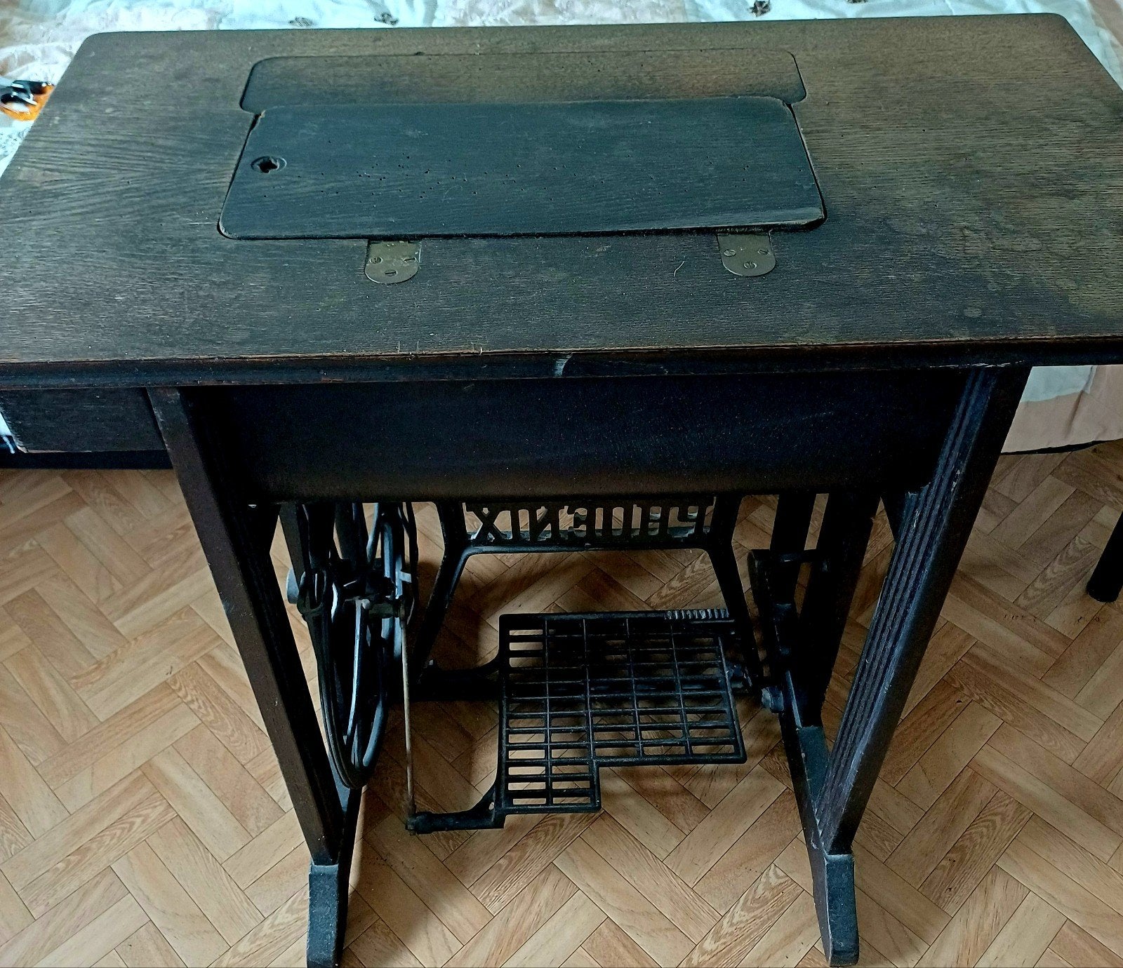 Antieke Phoenix Naaimachine met Houten Tafel en Pedaal, Ophalen
