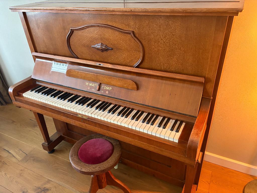 Antieke H. Matz & Comp Berlin piano (1869) compleet met kruk, Ophalen, Gebruikt, Bruin, Piano