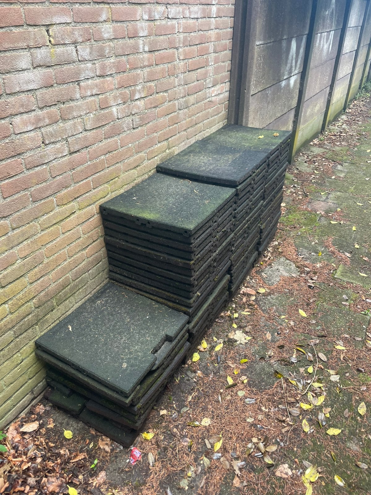 Rubber tegels 50x50 incl. koppelstukken, Ophalen, Gebruikt, Overige materialen