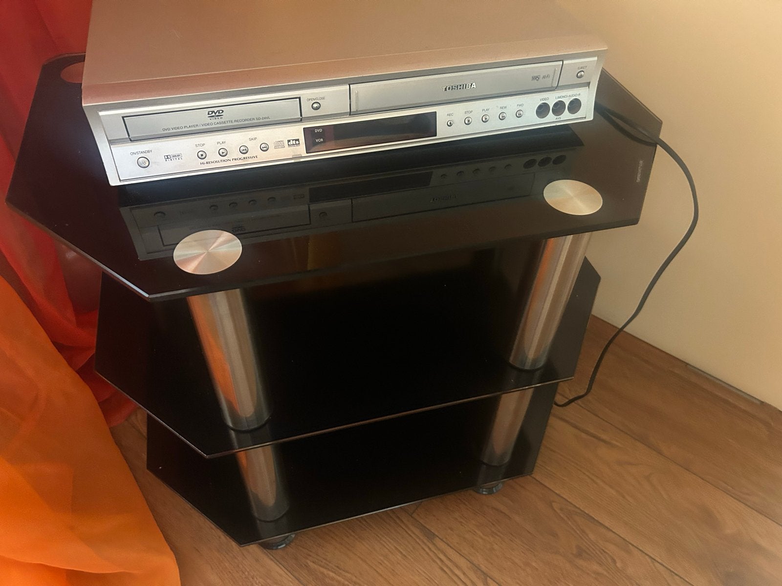 Zwart glazen tv-meubel met 3 planken, Gebruikt, Glas, Minder dan 100 cm, 25 tot 50 cm