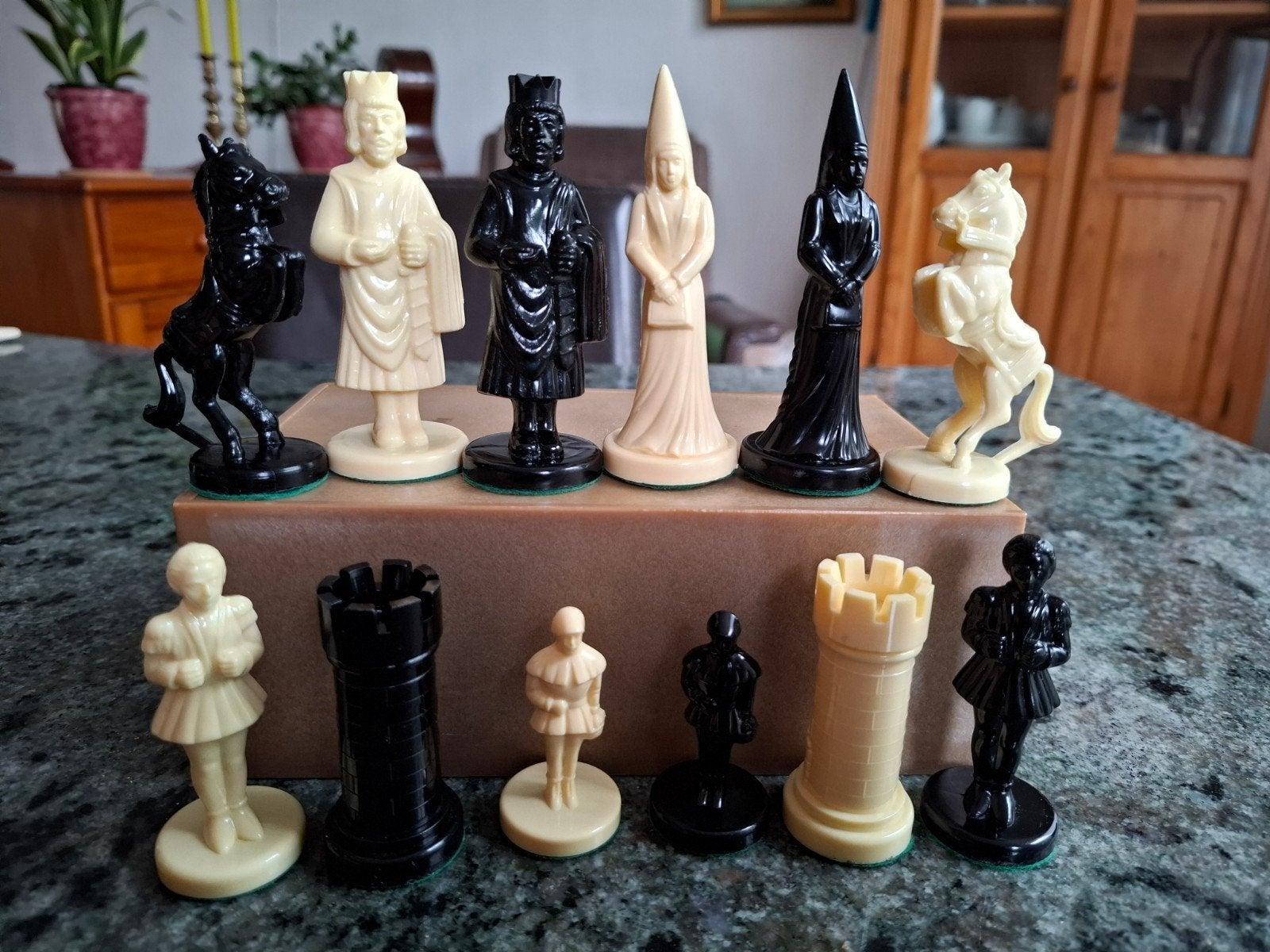 Schaakspel: Ajedrez Fantasia Camelot vintage chess set, Ophalen