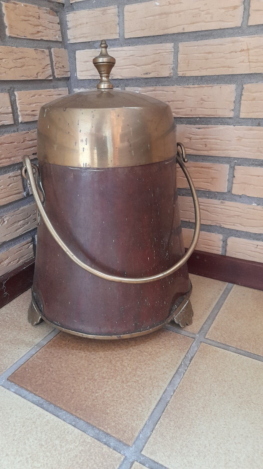 Antieke as emmer met koperen beslag, Ophalen