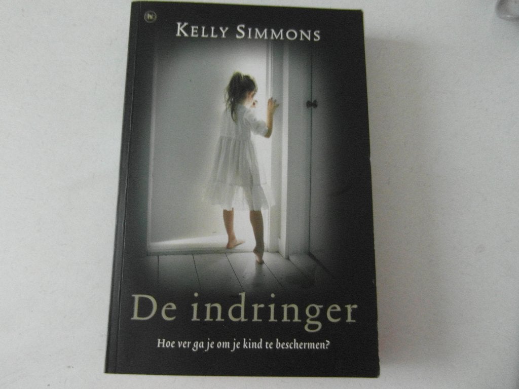 De indringer,  Kelly Simmons, Ophalen of Verzenden, Zo goed als nieuw
