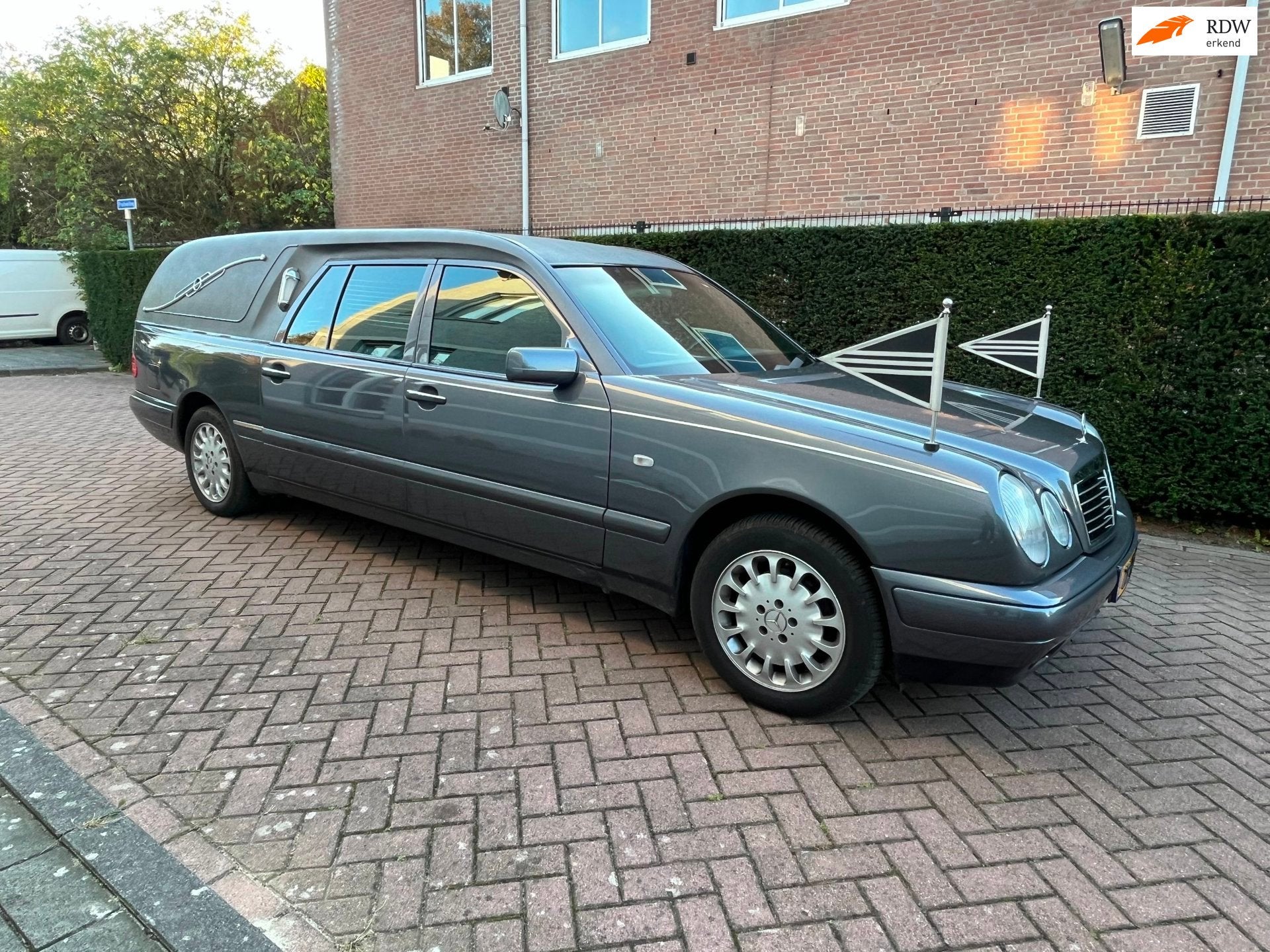 Huiskamp 210K BEGRAFENISAUTO, Auto's, Gebruikt, Zwart, Overige carrosserieën, Diesel
