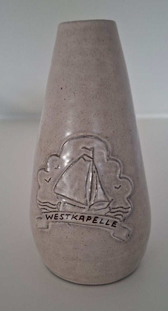 Souvenir vaasje uit Westkapelle met zeilboot in reliëf, Ophalen of Verzenden
