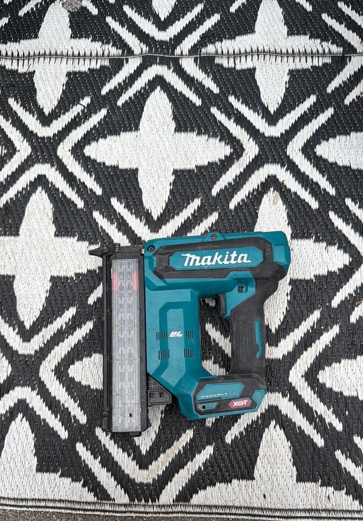 Makita FN001GZ XGT 40V Max Li-ion Accu Brad Tacker Body, Doe-het-zelf en Verbouw, Gereedschap | Handgereedschap, Ophalen of Verzenden
