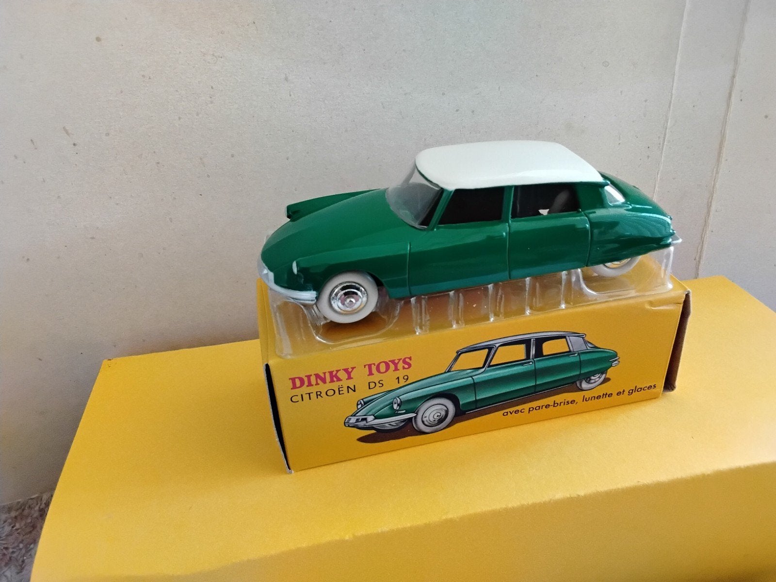 DINKY TOYS ATLAS  MET FOLDERS CITROËN  DS 19, Ophalen of Verzenden, Zo goed als nieuw, Auto, Dinky Toys