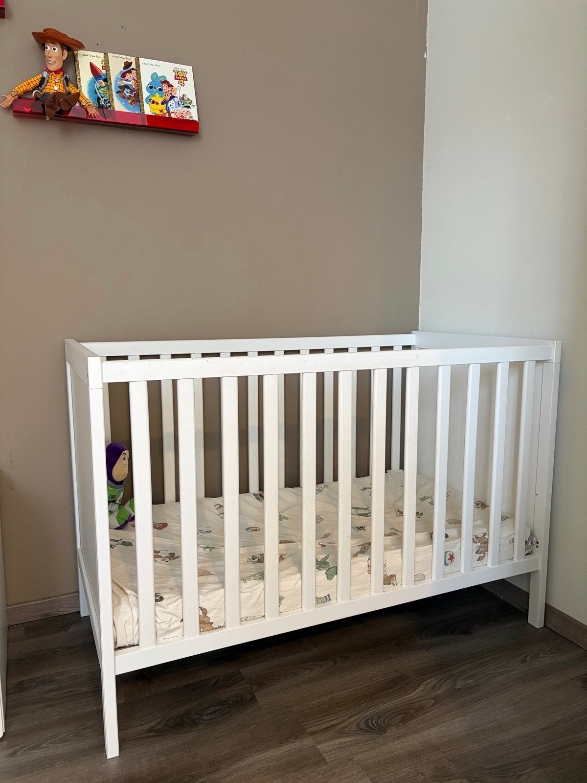 Ikea Sundvik babybed - Wit ledikant incl matras, Ophalen, Zo goed als nieuw, Ledikant
