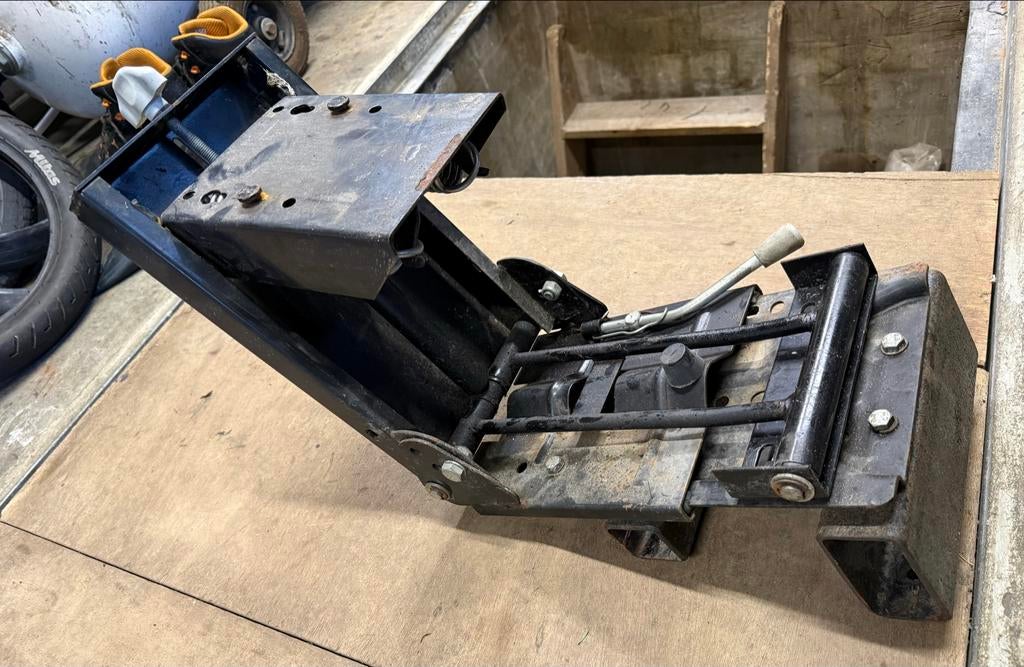 Stoelframe voor een tractor merk universeel., Ophalen