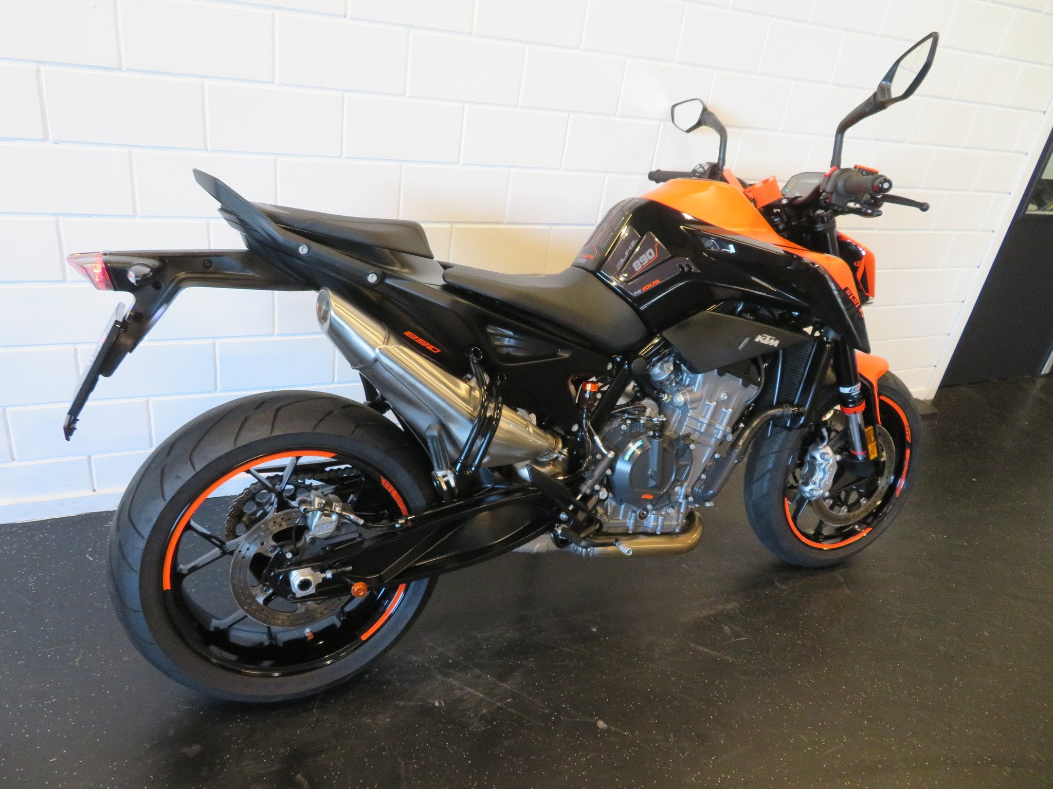 KTM DUKE 890 ABS NIEUWSTAAT! (bj 2022), Motoren, Motoren | KTM, 890 cc, Bedrijf, Naked bike