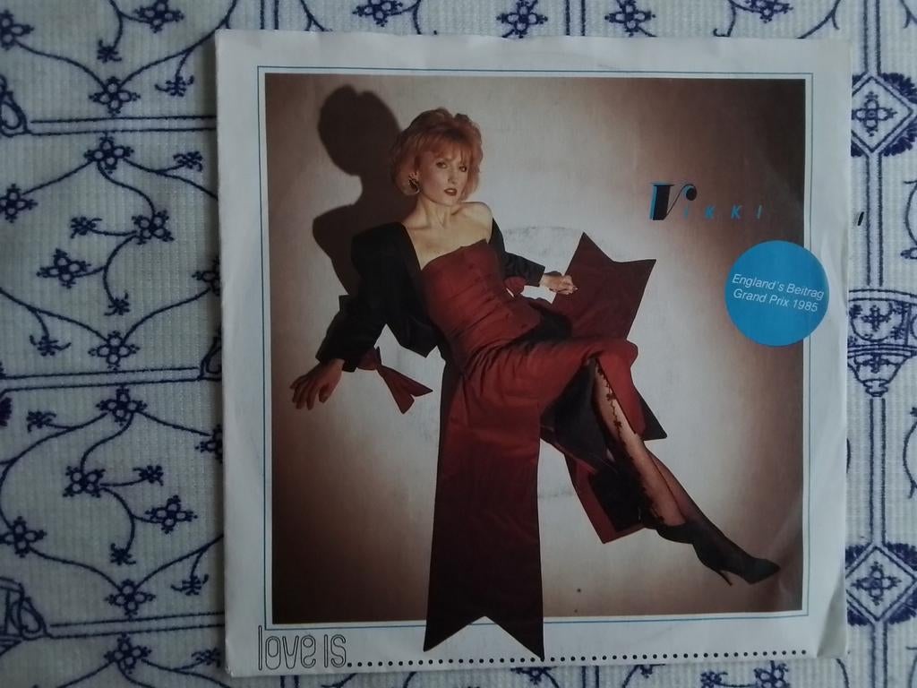 Vikki        Love is.....  Eurovisie Songfestival '85, Ophalen of Verzenden, Zo goed als nieuw, Pop, Single