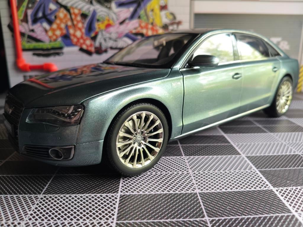 Audi A8/S8 Long W12 Quartz/Grey kyosho 1:18 zeldzaam mint., Hobby en Vrije tijd, Modelauto's | 1:18, Ophalen of Verzenden, Zo goed als nieuw