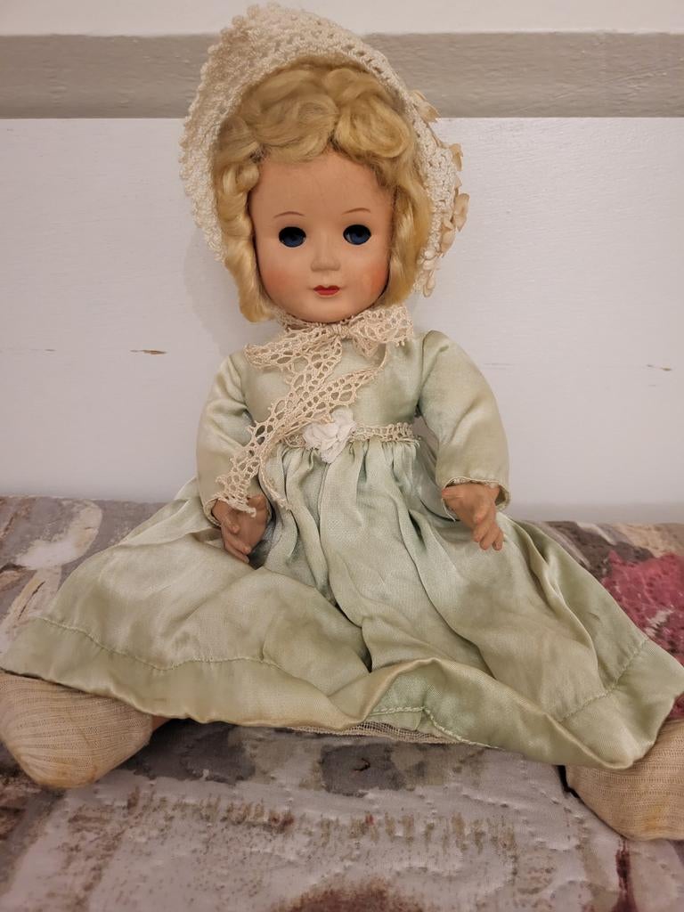 Vintage pop 32 cm met originele kleding en mutsje, Ophalen of Verzenden