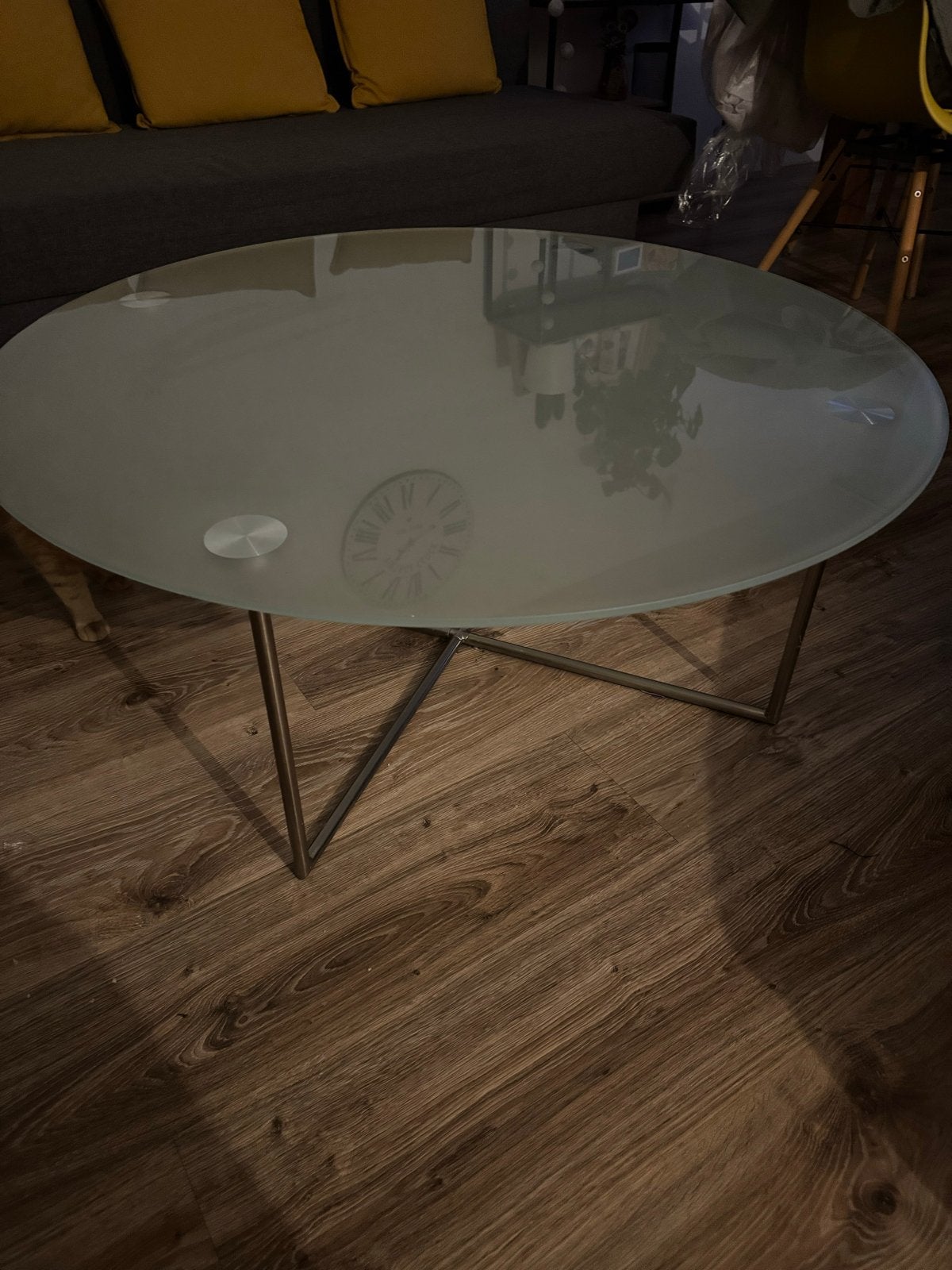 Moderne glazen salontafel met metalen onderstel, Ophalen, Gebruikt, Rond, 50 tot 100 cm