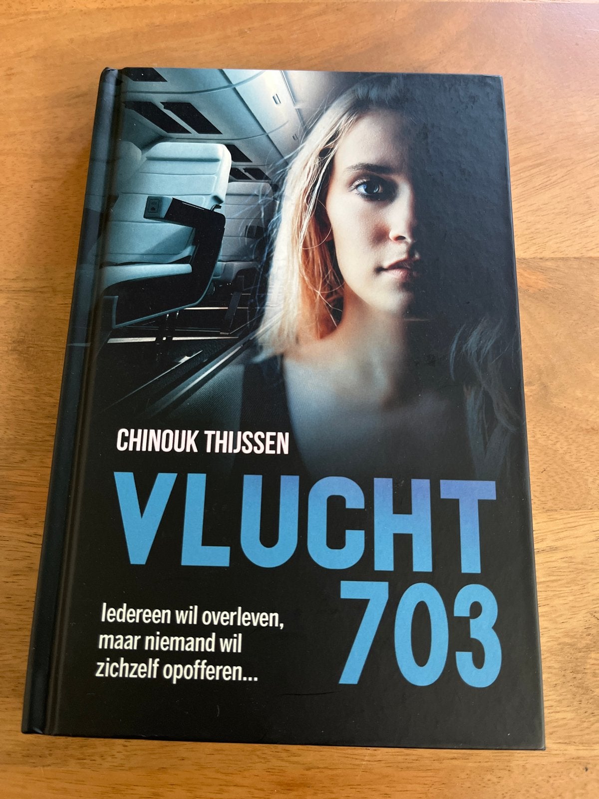 Chinouk Thijssen - Vlucht 703, Ophalen of Verzenden, Zo goed als nieuw, Chinouk Thijssen
